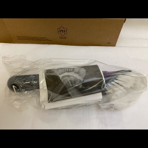 821 Princess House Soap Dispensing Scrub Brush NIB